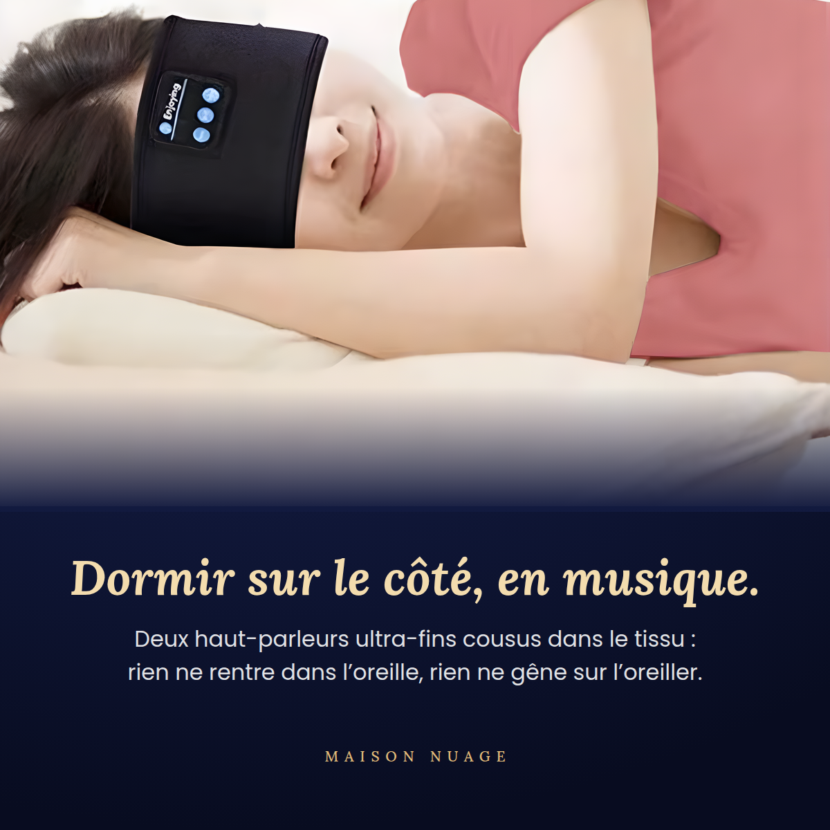 Femme endormie sur le côté avec le bandeau de sommeil Bluetooth sur les yeux | Maison Nuage